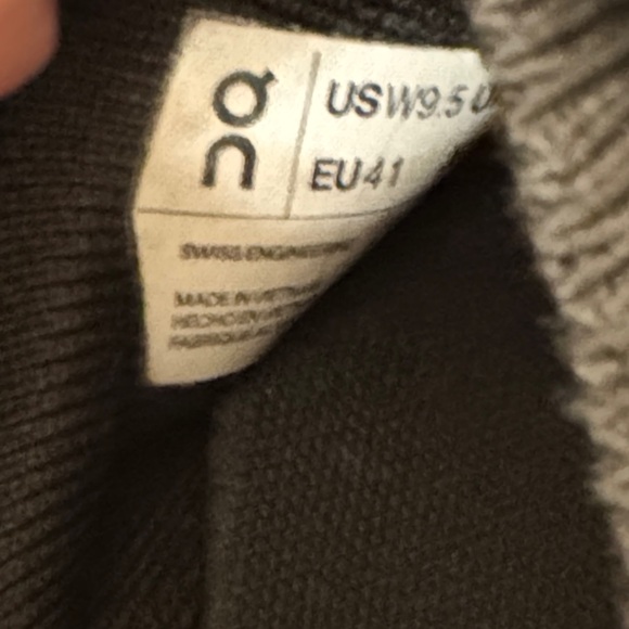 On Running Cloudtec Black and White Athletic Shoes 9.5 - Picture 7 of 9